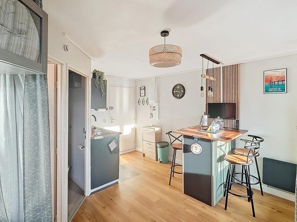 Kitchen or kitchenette, Seating area, Dining area