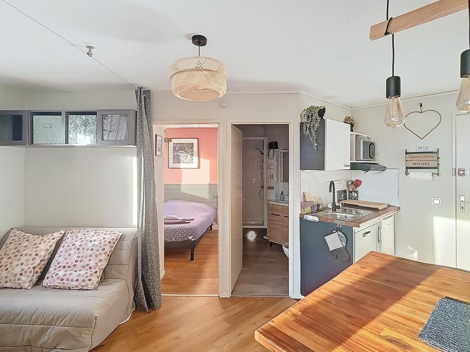Bed, Kitchen or kitchenette, Photo of the whole room, stove