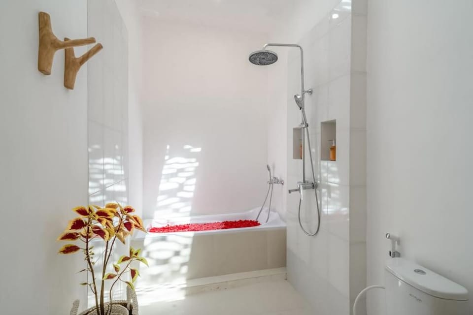 Villa TOLOSA - NEW Modern & Luxury 3BR - Central Canggu Beach Villa in North Kuta