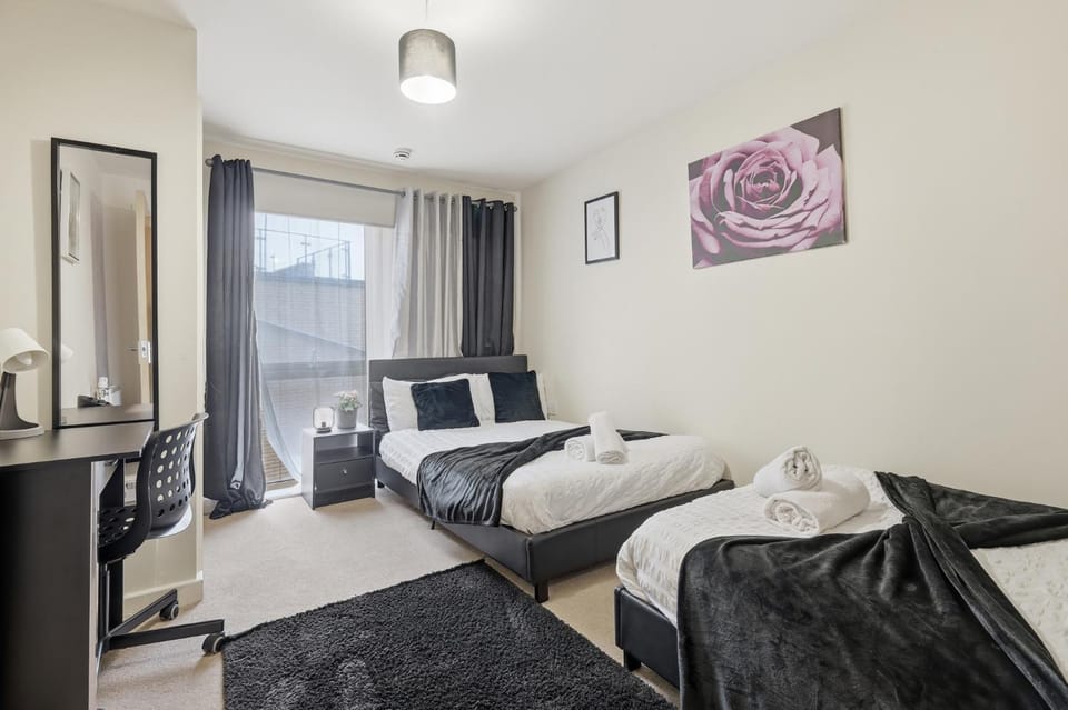 Two Bedroom House by Brookland Stays Serviced Accommodation Short Lets London with Free WiFi House in London