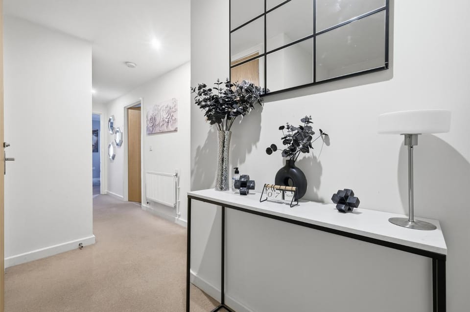 Two Bedroom House by Brookland Stays Serviced Accommodation Short Lets London with Free WiFi House in London