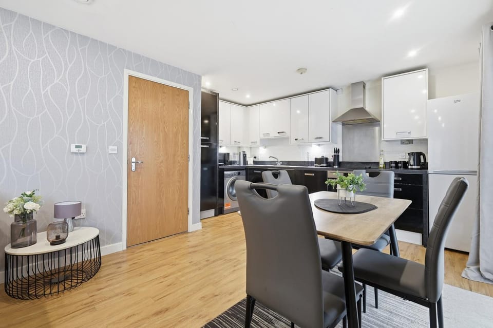 Two Bedroom House by Brookland Stays Serviced Accommodation Short Lets London with Free WiFi House in London