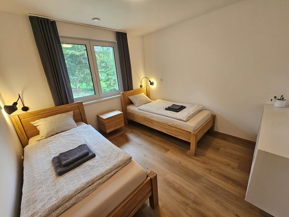 Bed, Bedroom, towels