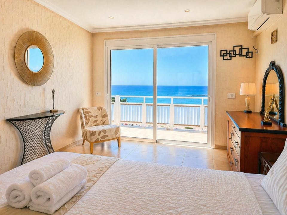 Bed, Natural landscape, View (from property/room), Balcony/Terrace, Photo of the whole room, Beach, Bedroom, Sea view