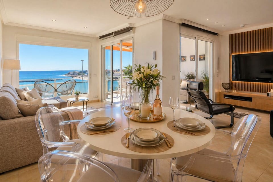 Natural landscape, TV and multimedia, Living room, Seating area, Dining area, Beach, Beach, Sea view