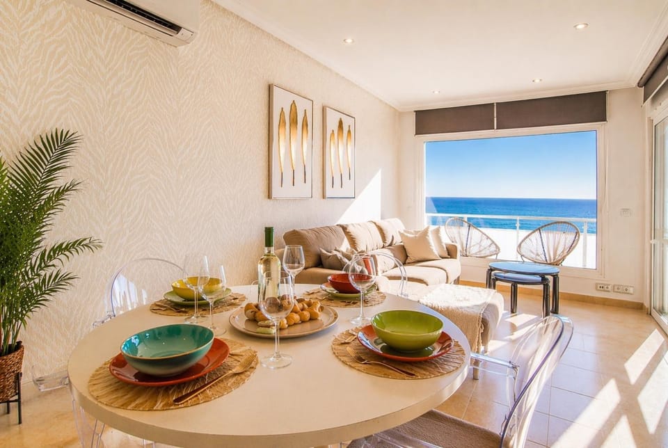 Natural landscape, Living room, Food and drinks, Seating area, Dining area, Food, Sea view
