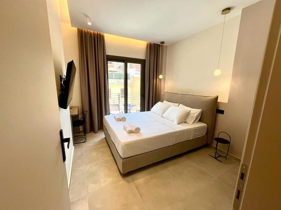 Bed, TV and multimedia, Photo of the whole room, Bedroom, towels