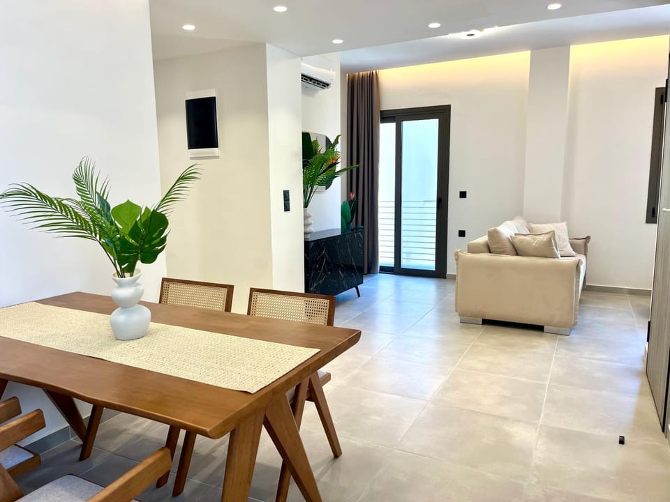 TV and multimedia, Living room, Seating area, Dining area