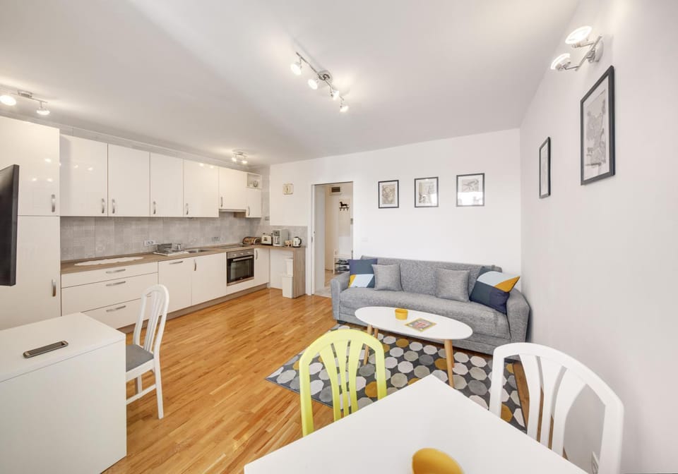 Kitchen or kitchenette, Living room, Seating area, Dining area