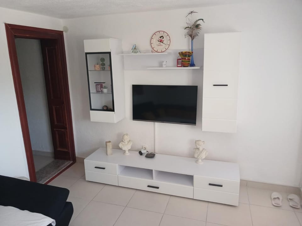 TV and multimedia, Living room, Seating area, Evening entertainment