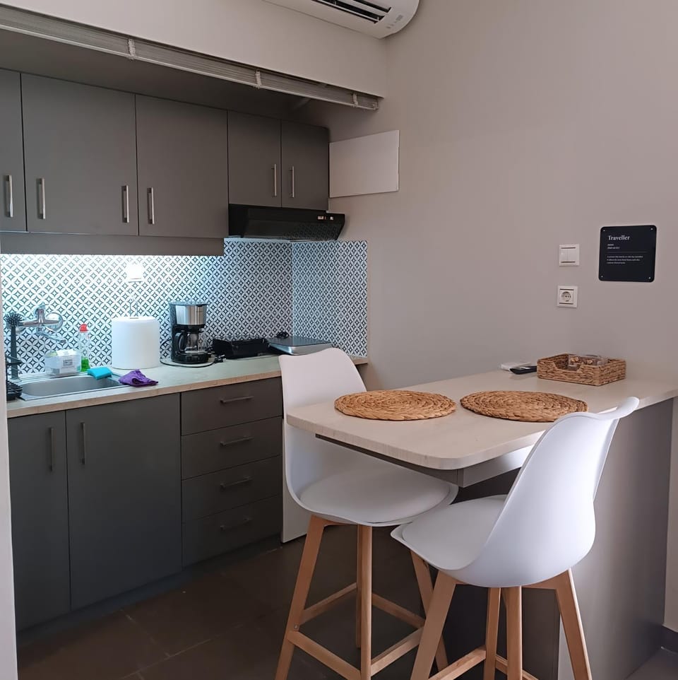 Coffee/tea facilities, Kitchen or kitchenette, Dining area
