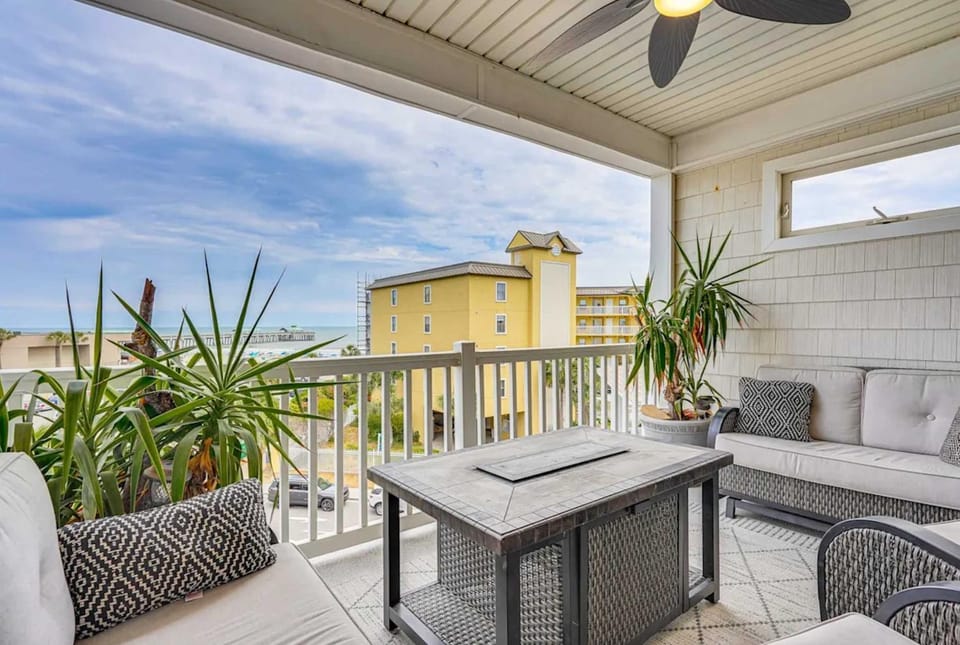 San Souci By The Sea - Your Folly Beach Oasis House in Folly Beach