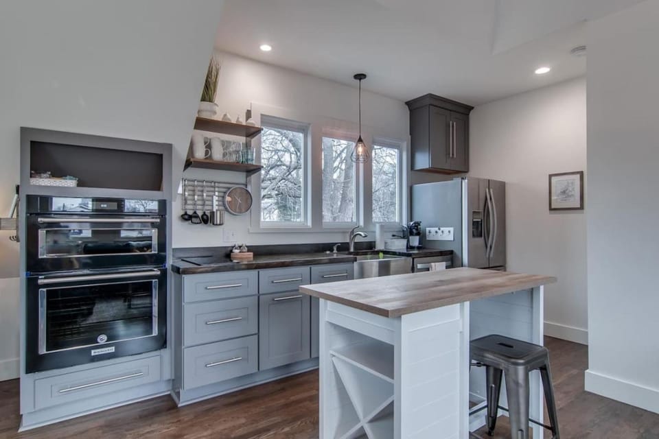 12 South Loft Walk to Coffee and Murals plus King Bed Apartment in Nashville