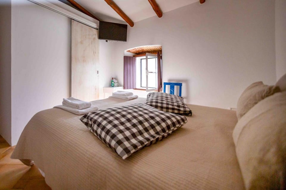 Nearby landmark, Bed, People, People, Fishing, Bathroom, Spa and wellness centre/facilities, Hiking, Bedroom, air conditioner