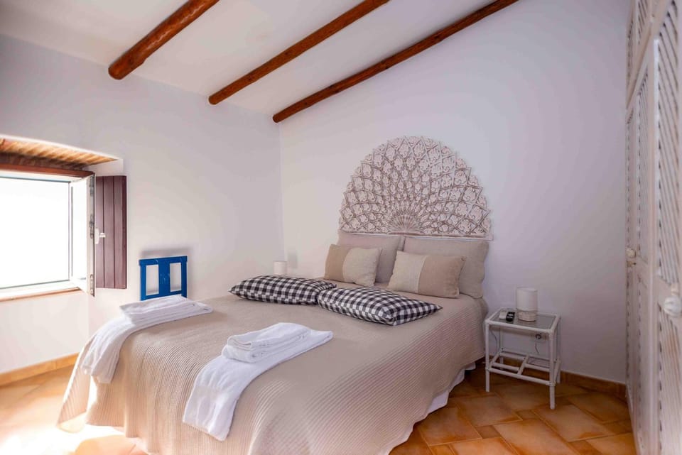 Nearby landmark, Bed, People, Fishing, Bathroom, Coffee/tea facilities, Spa and wellness centre/facilities, Bedroom, Communal kitchen, hair dryier, stove, towels