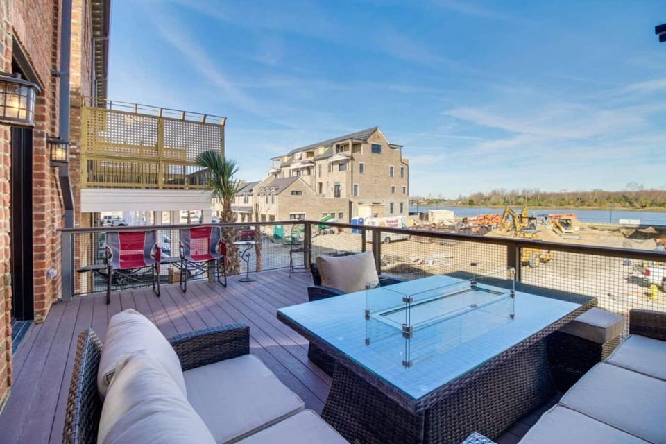 Luxurious Savannah Townhome with River views House in Savannah