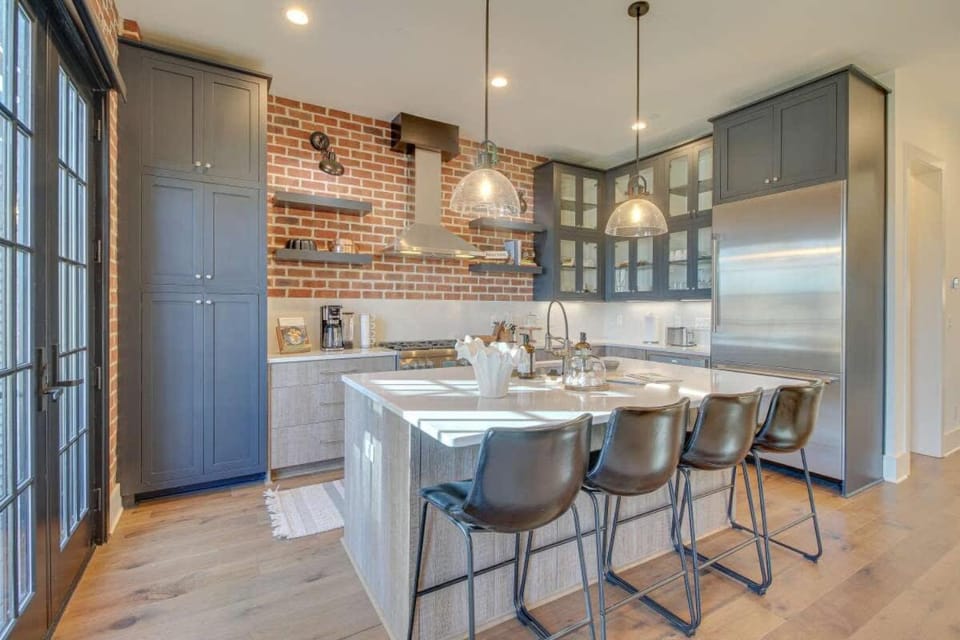 Luxurious Savannah Townhome with River views House in Savannah