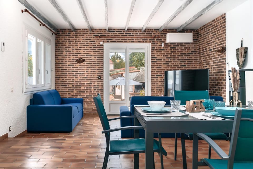 Communal lounge/ TV room, TV and multimedia, Living room, Dining area, air conditioner