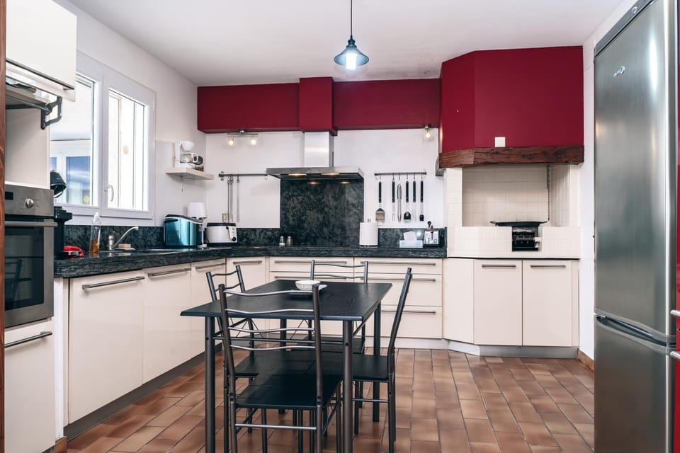 Coffee/tea facilities, Kitchen or kitchenette, Dining area, dishwasher, oven, stove, toaster