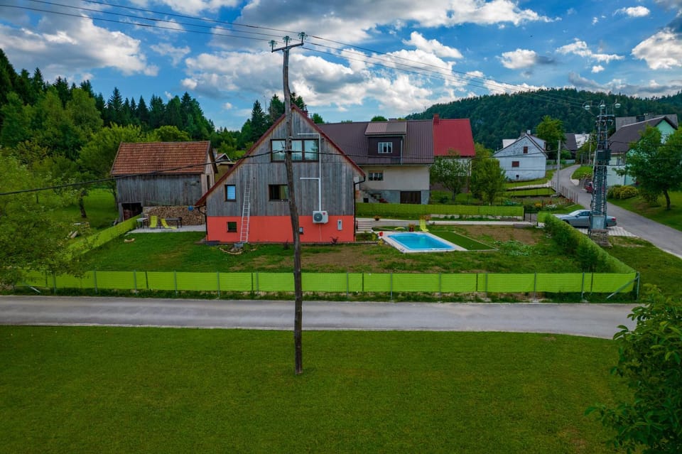 Property building, Day, Neighbourhood, Natural landscape, Bird's eye view, Garden, Mountain view, Pool view, Street view