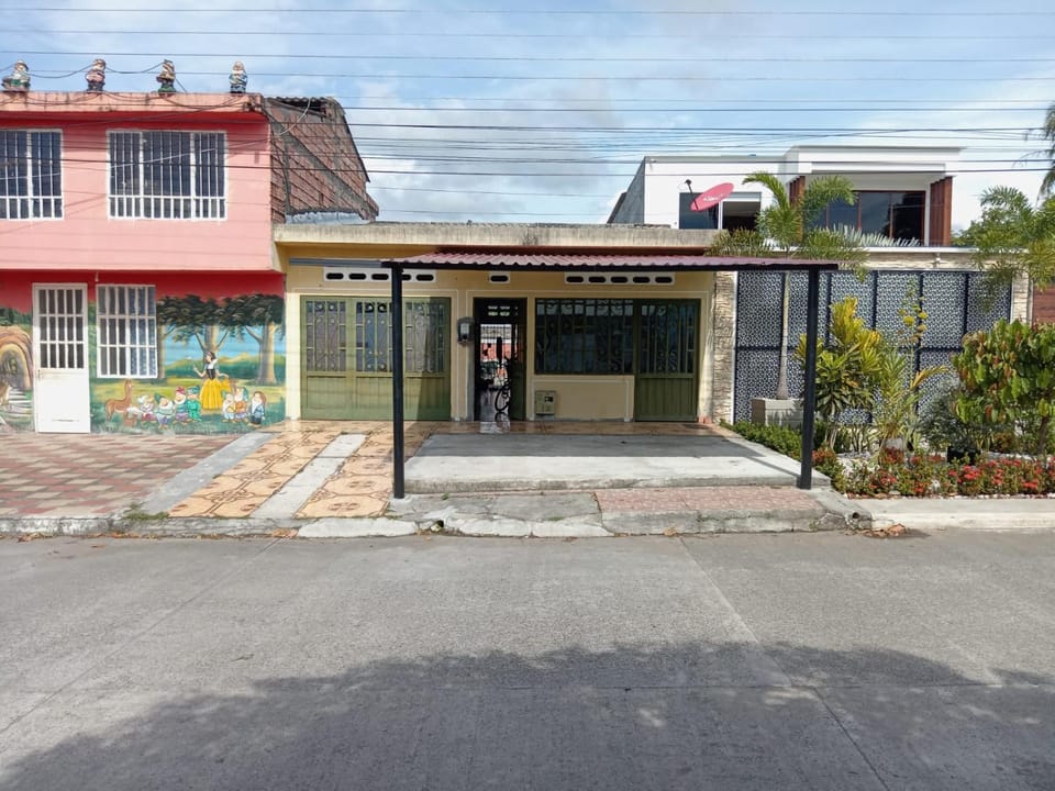 Facade/entrance