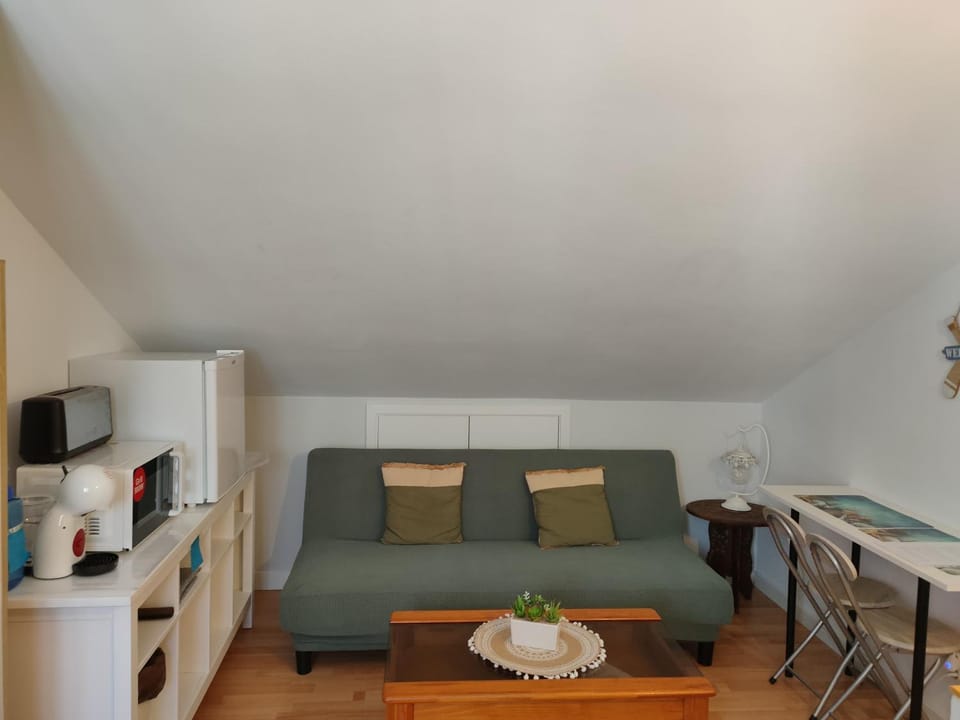 Coffee/tea facilities, Living room, Seating area, Dining area, microwave, toaster