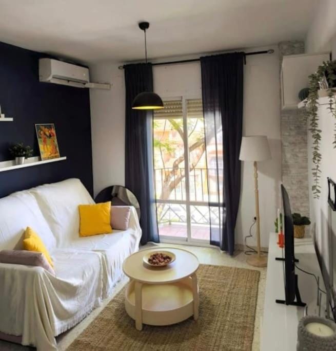 TV and multimedia, Living room, Photo of the whole room, Seating area, air conditioner