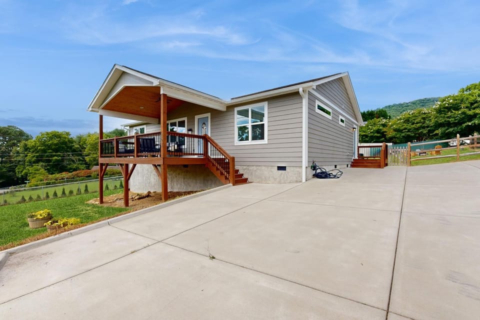 Blueridge Brew View House in Fairview