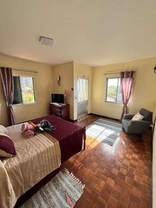 Bed, TV and multimedia, Photo of the whole room, Seating area, Bedroom