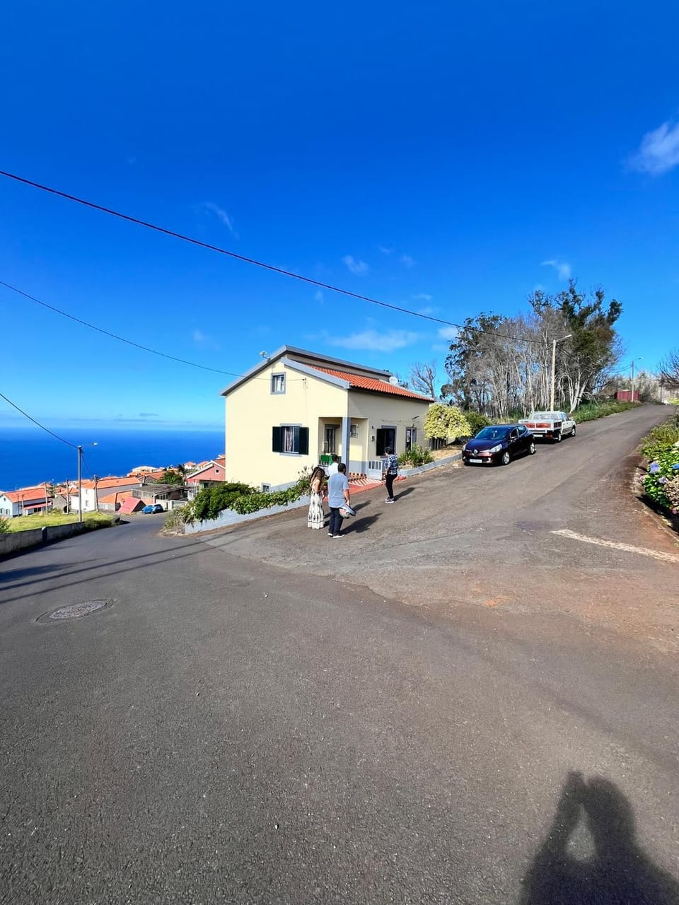Property building, Day, Neighbourhood, Natural landscape, Sea view, Street view, Parking