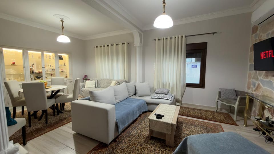 TV and multimedia, Living room, Photo of the whole room, Seating area