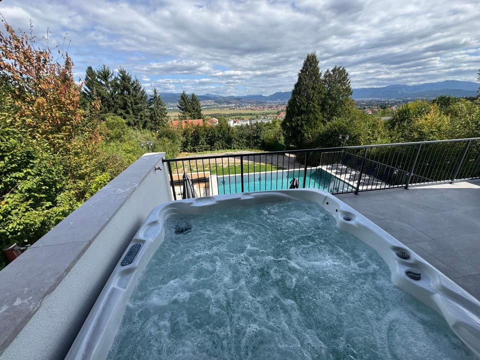 Day, Natural landscape, Hot Tub, View (from property/room), Balcony/Terrace, Mountain view, Pool view, Swimming pool