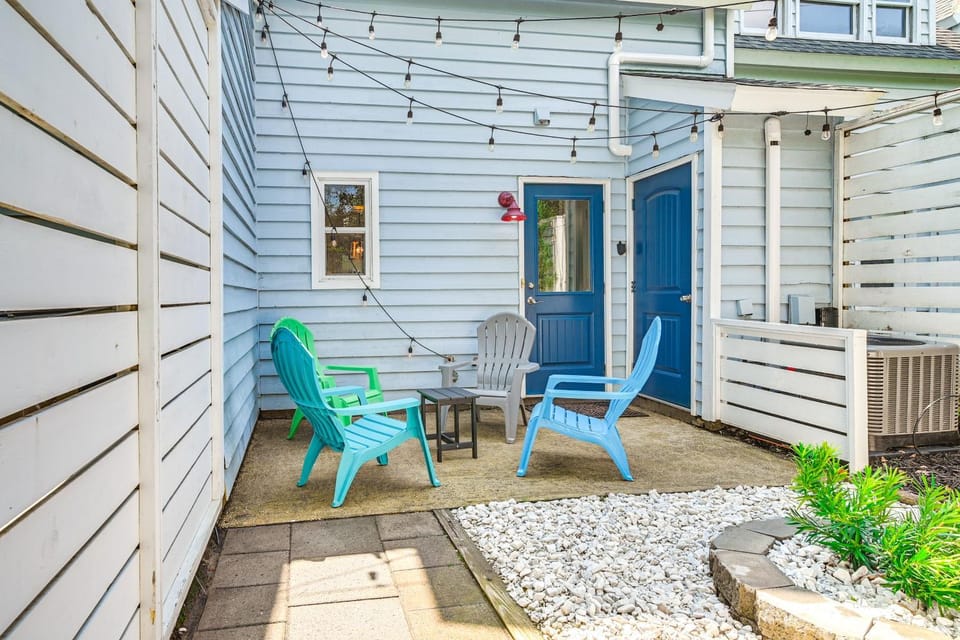 Chic Murrells Inlet Getaway about 2 Mi to Marsh Walk! House in Murrells Inlet
