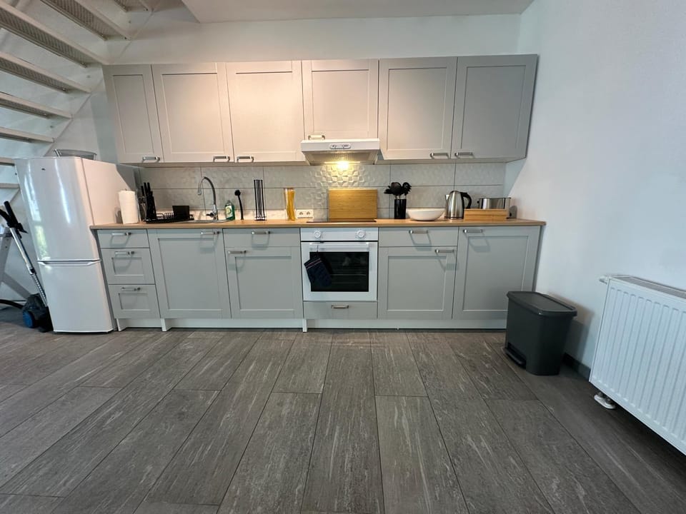 Coffee/tea facilities, Kitchen or kitchenette, oven, stove, toaster