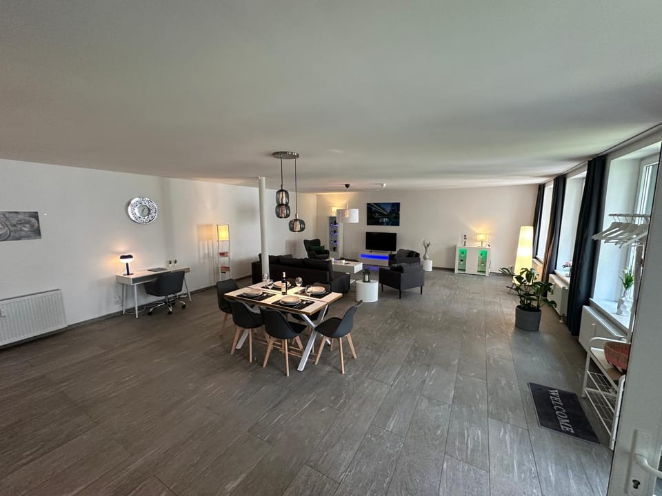 TV and multimedia, Living room, Seating area, Dining area