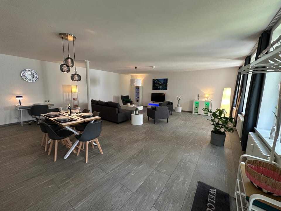Communal lounge/ TV room, TV and multimedia, Living room, Seating area, Dining area, Evening entertainment