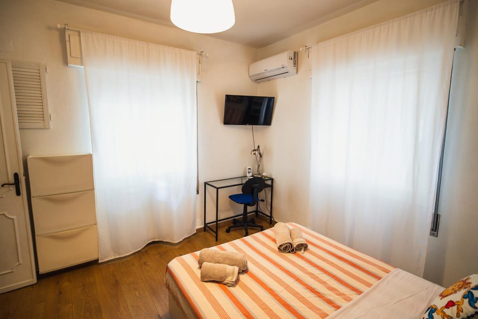 Bed, TV and multimedia, Photo of the whole room, towels, air conditioner