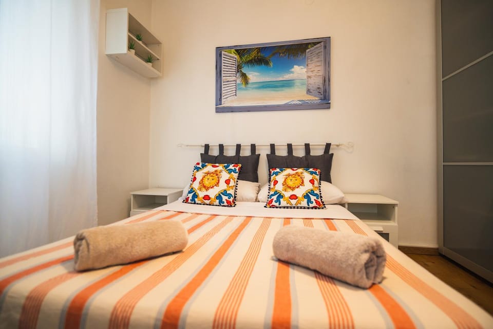 Bedroom, towels