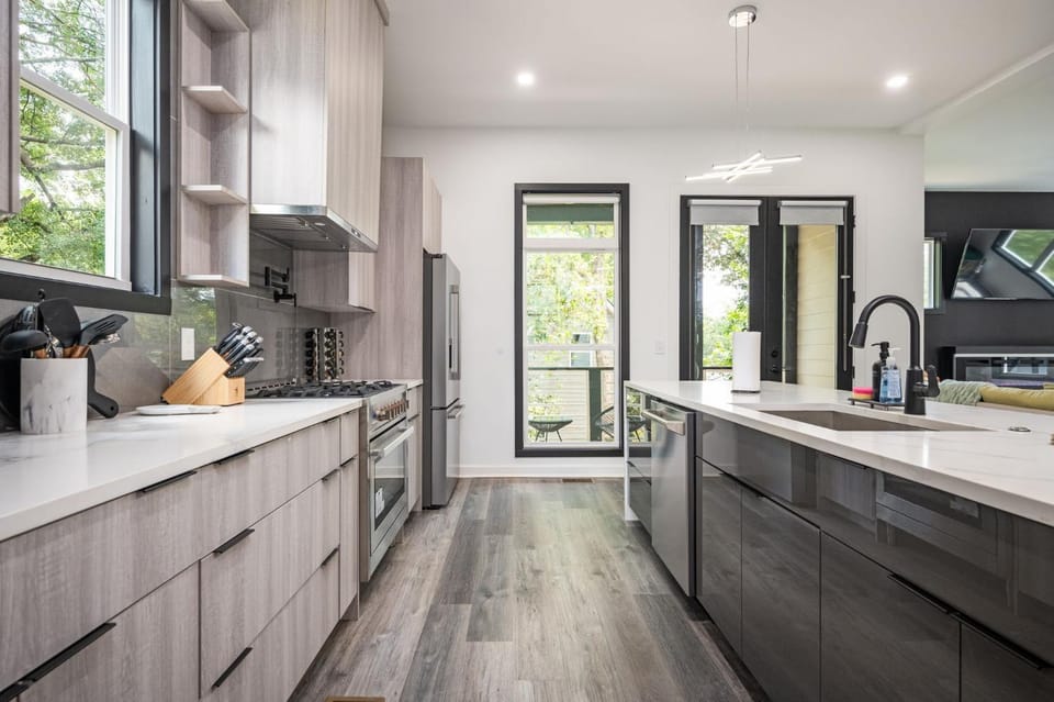 Kitchen or kitchenette, dishwasher, stove