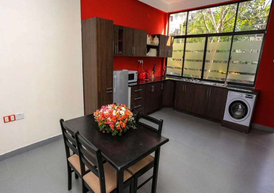 Kitchen or kitchenette, Dining area