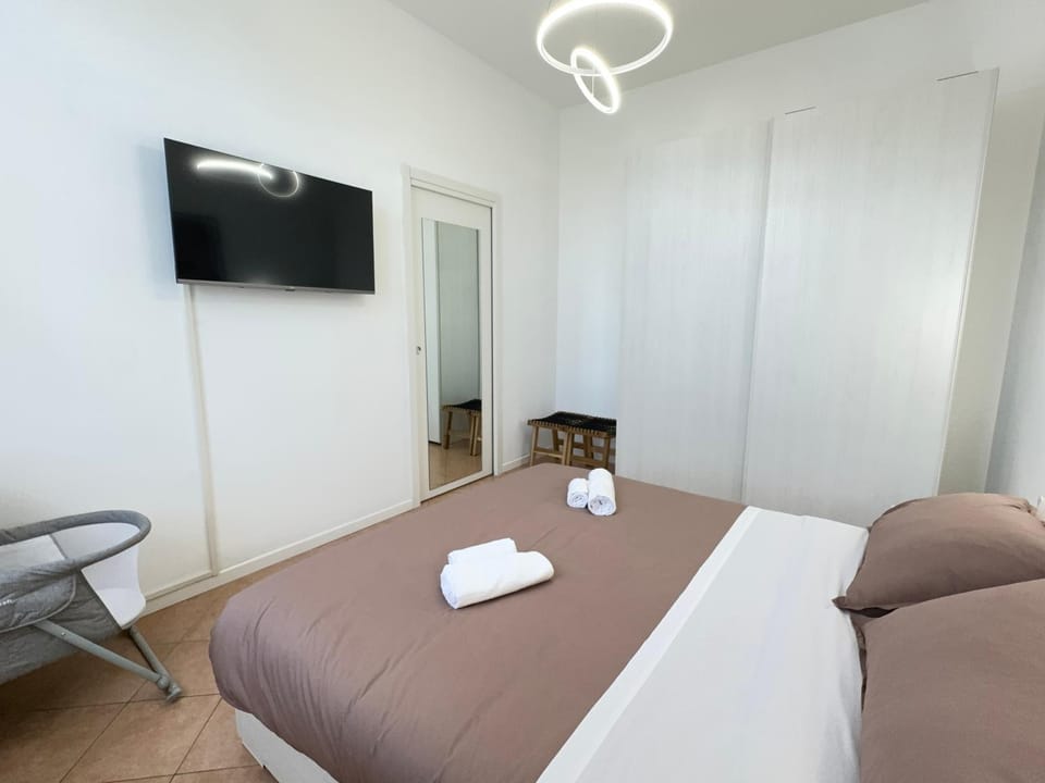 Bed, TV and multimedia, Photo of the whole room, Bedroom, towels