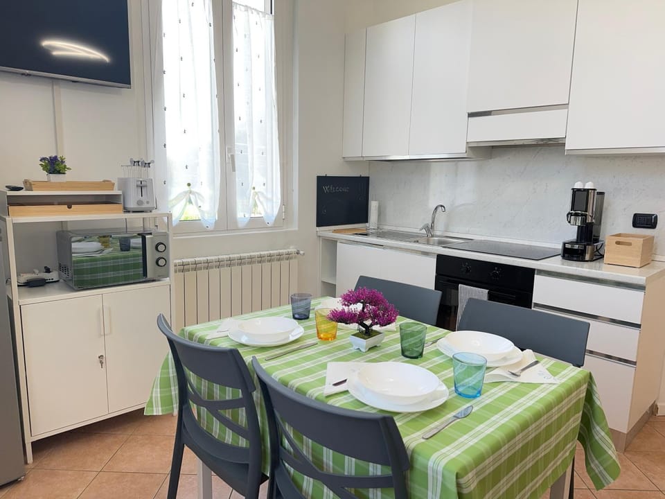 TV and multimedia, Coffee/tea facilities, Kitchen or kitchenette, Dining area, oven, stove, toaster