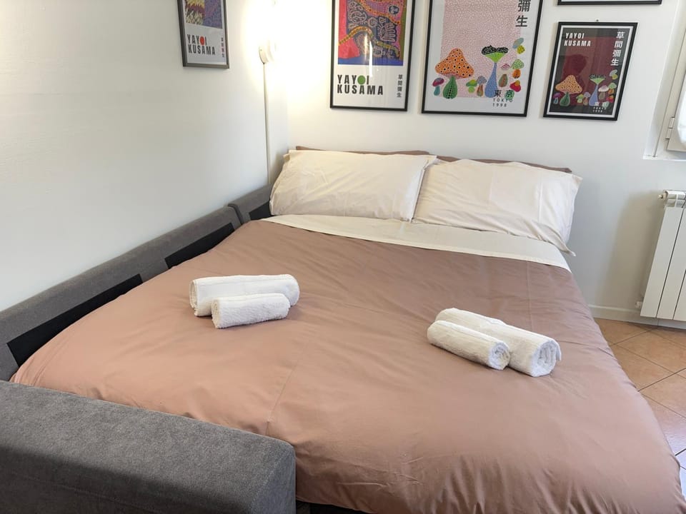 Bed, Photo of the whole room, towels