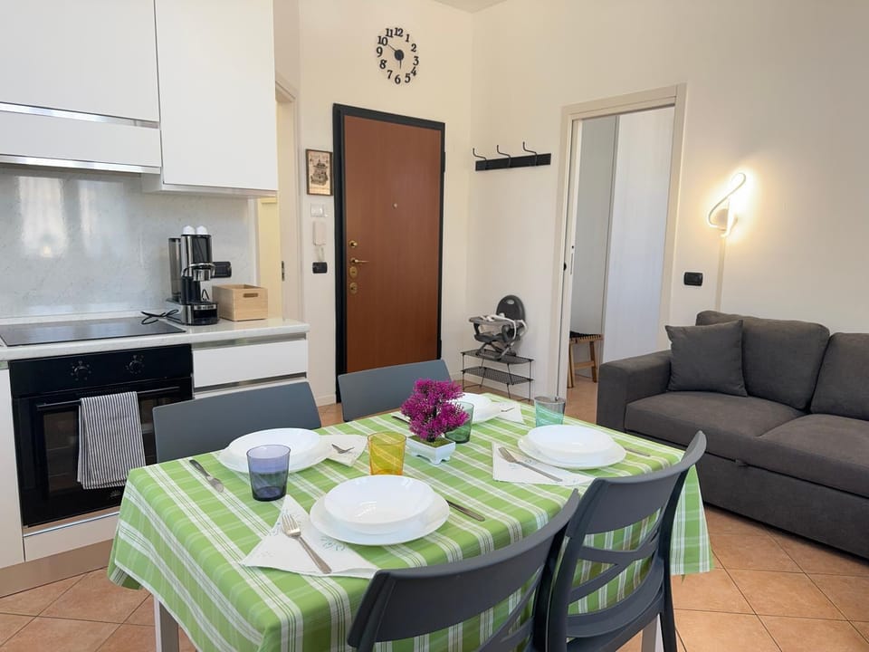 Coffee/tea facilities, Kitchen or kitchenette, Living room, Seating area, Dining area, oven, stove, toaster