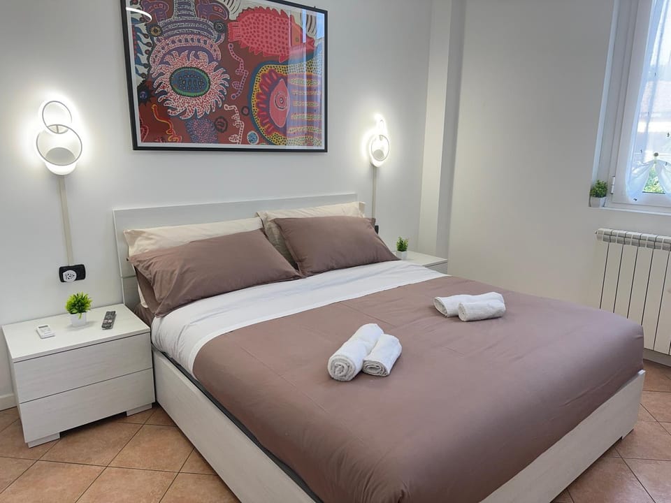 Bed, Photo of the whole room, Bedroom, towels