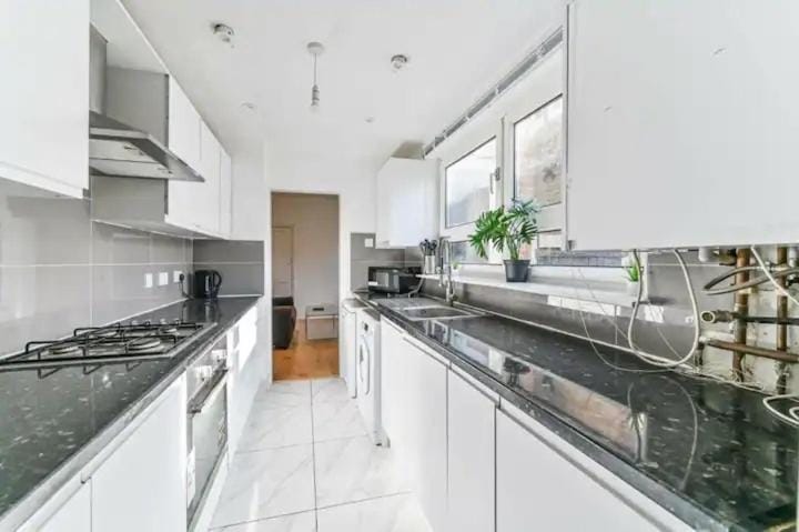 Amazing 4 bed house in Kingston Apartment in Kingston upon Thames