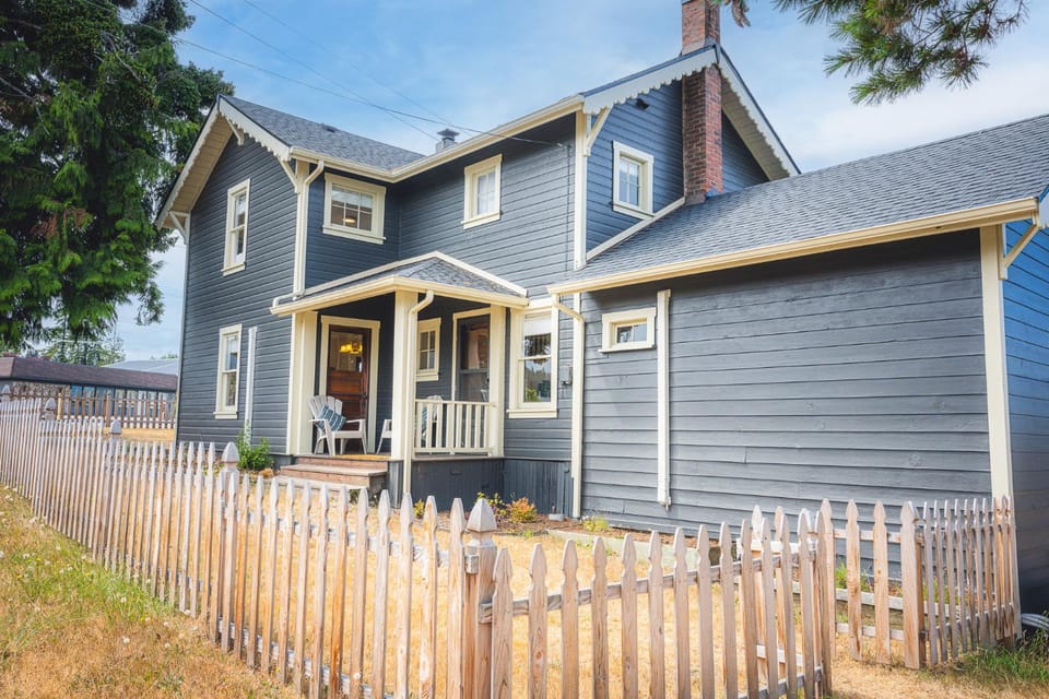 Peabody House - 1920s Cottage House in Port Angeles