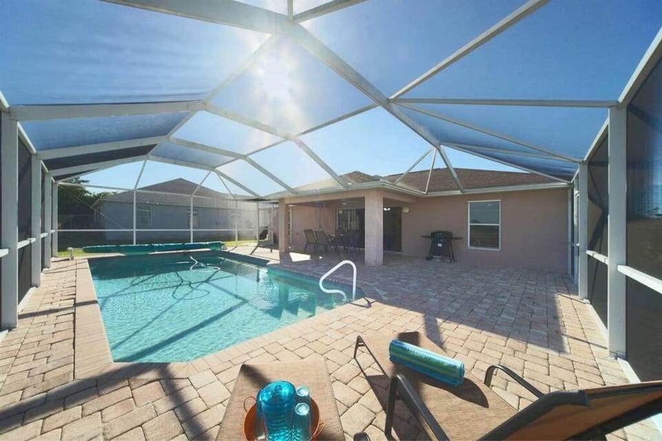 Villa M & M 3 bed 2 bath and a gorgeous pool House in Cape Coral