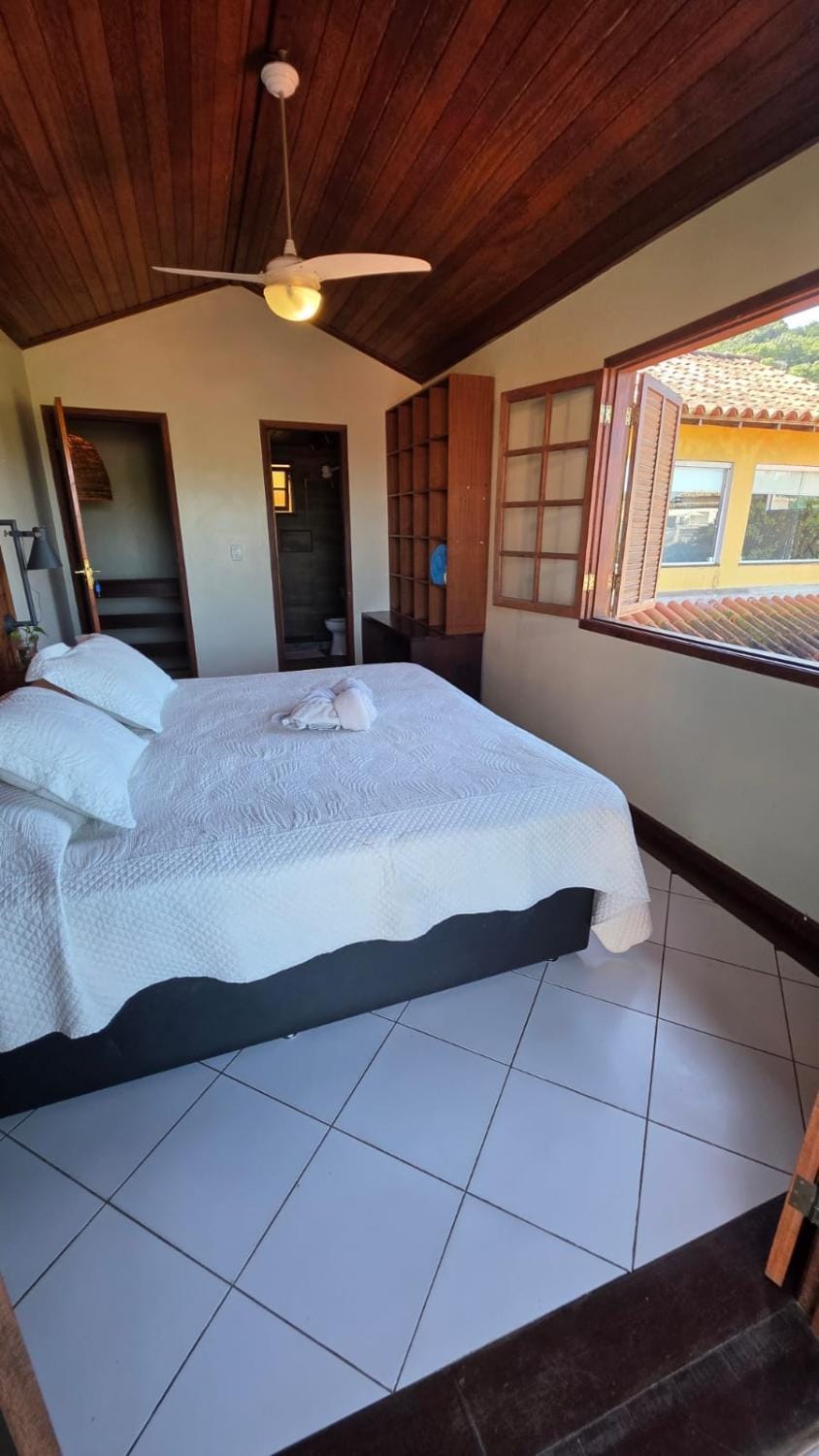 Photo of the whole room, Garden view