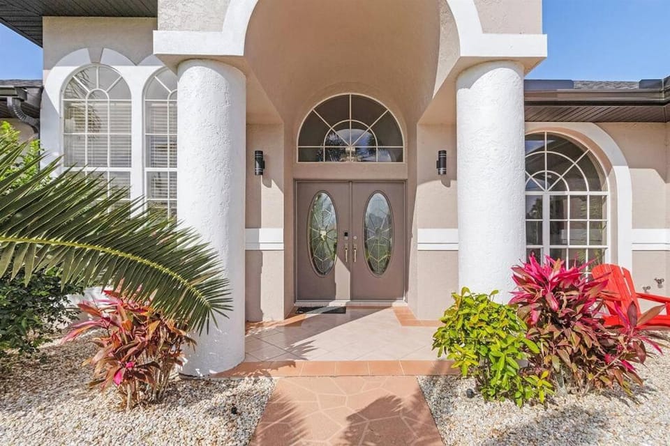 Villa Tauro Gulf access pool home House in Cape Coral